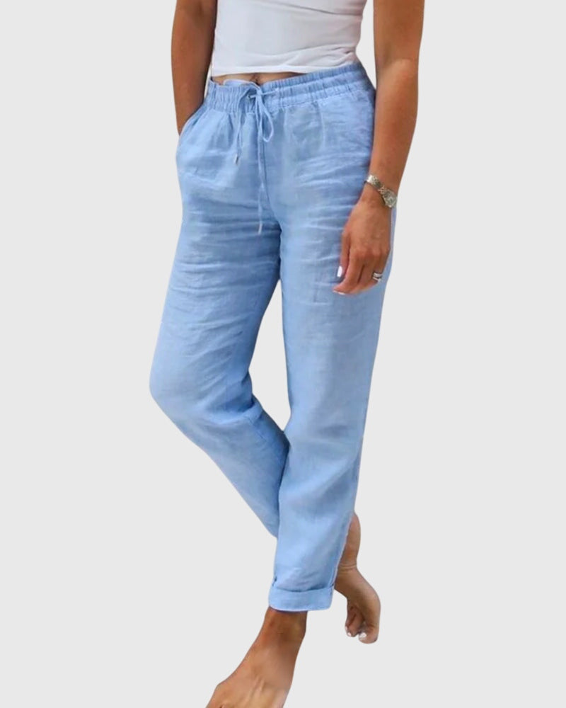 Pantalons élégants pour femmes Margaret™ de Danoir Paris, en tissu bleu, vue de face.