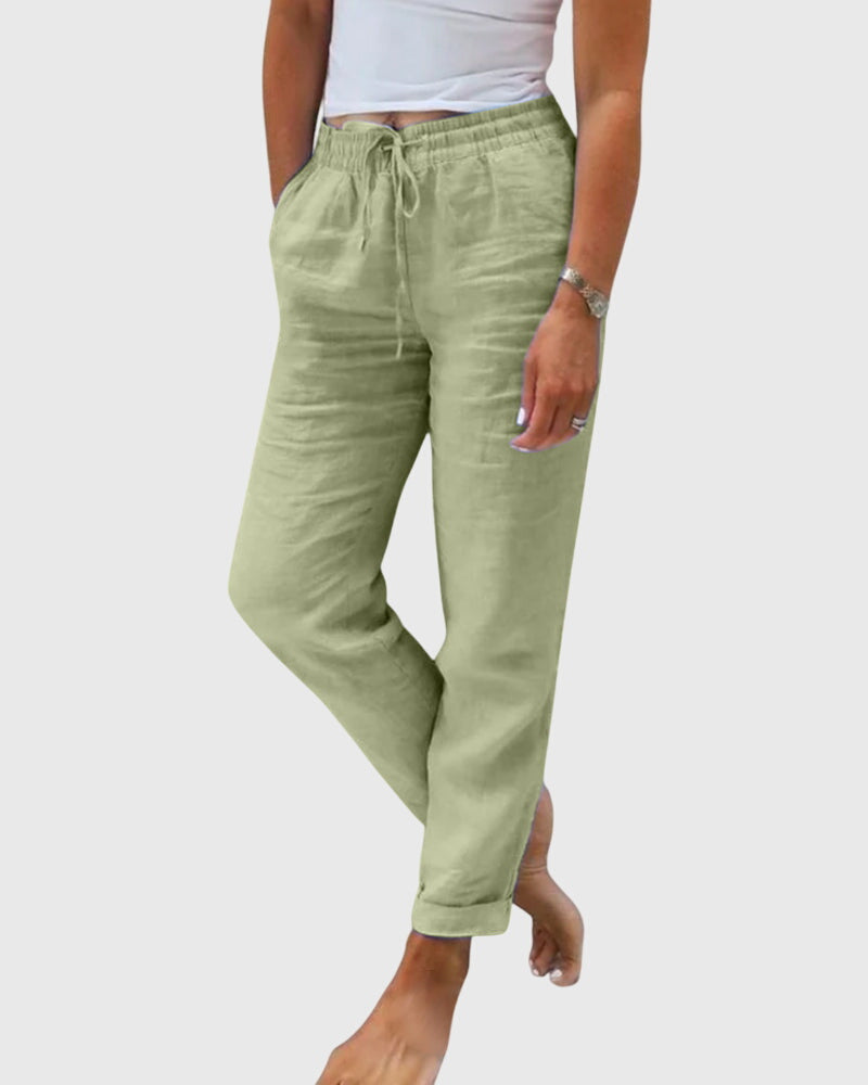 Pantalon élégant pour femmes Margaret™ de Danoir Paris en tissu bleu, vue de face avec ceinture ajustable et poches.