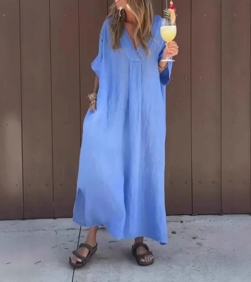 Robe fluide élégante Marina de Danoir Paris en tissu bleu, portée avec détails sophistiqués, vue de face.