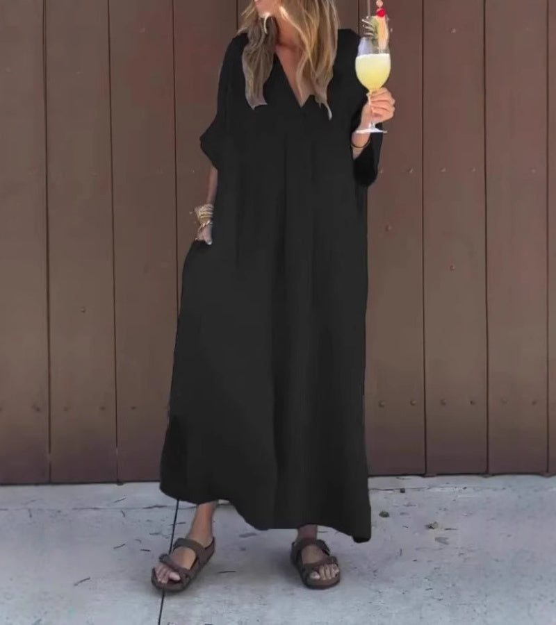 Robe fluide élégante Marina de Danoir Paris, en tissu bleu, portée avec manches longues, style chic et sophistiqué.