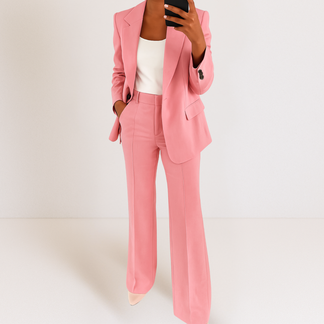 Ensemble chic Melanie de Danoir Paris, costume bleu avec détails élégants, porté par un mannequin.
