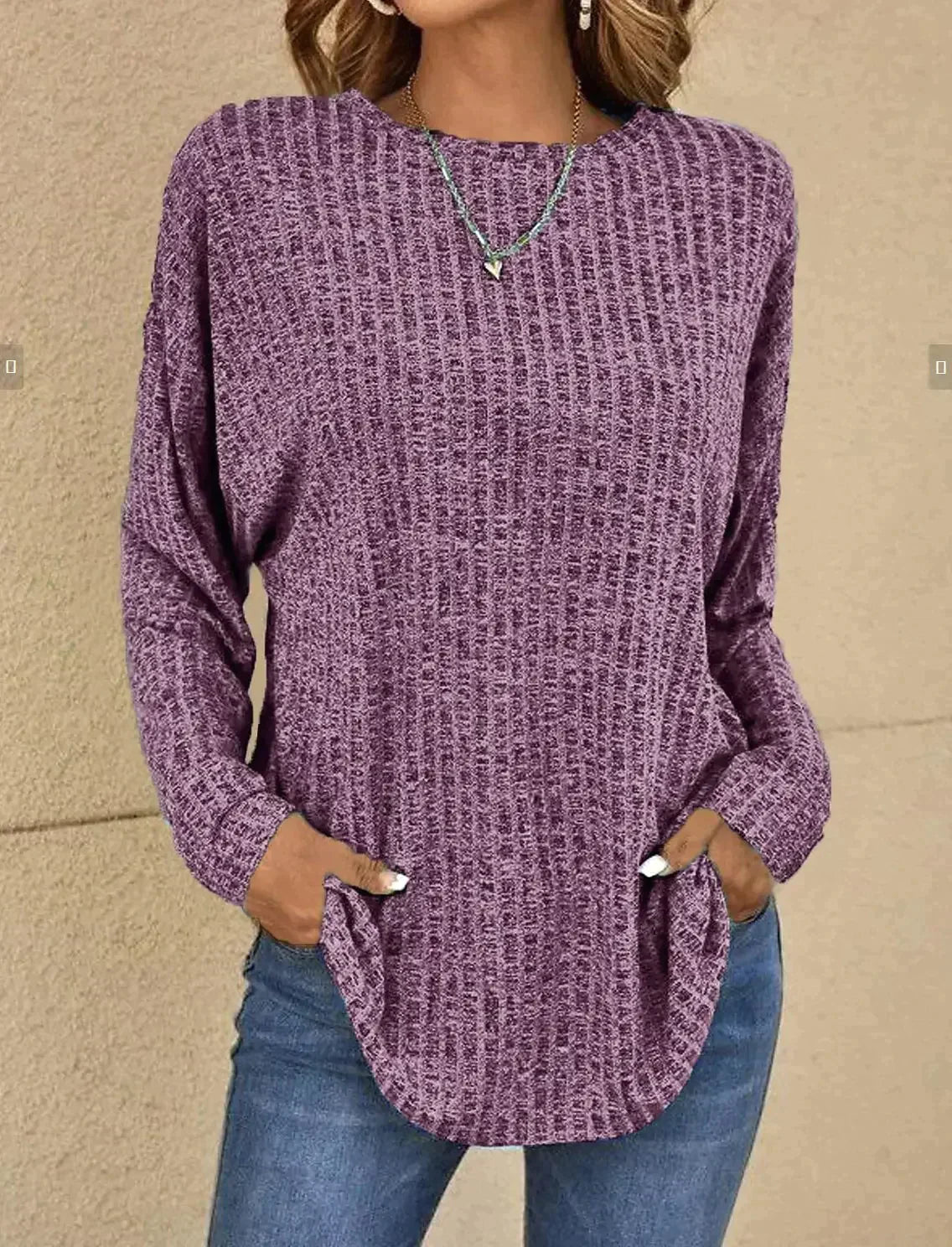 Pull chic intemporel Melanie de Danoir Paris en bleu, tissu doux et finition élégante, porté sur mannequin.