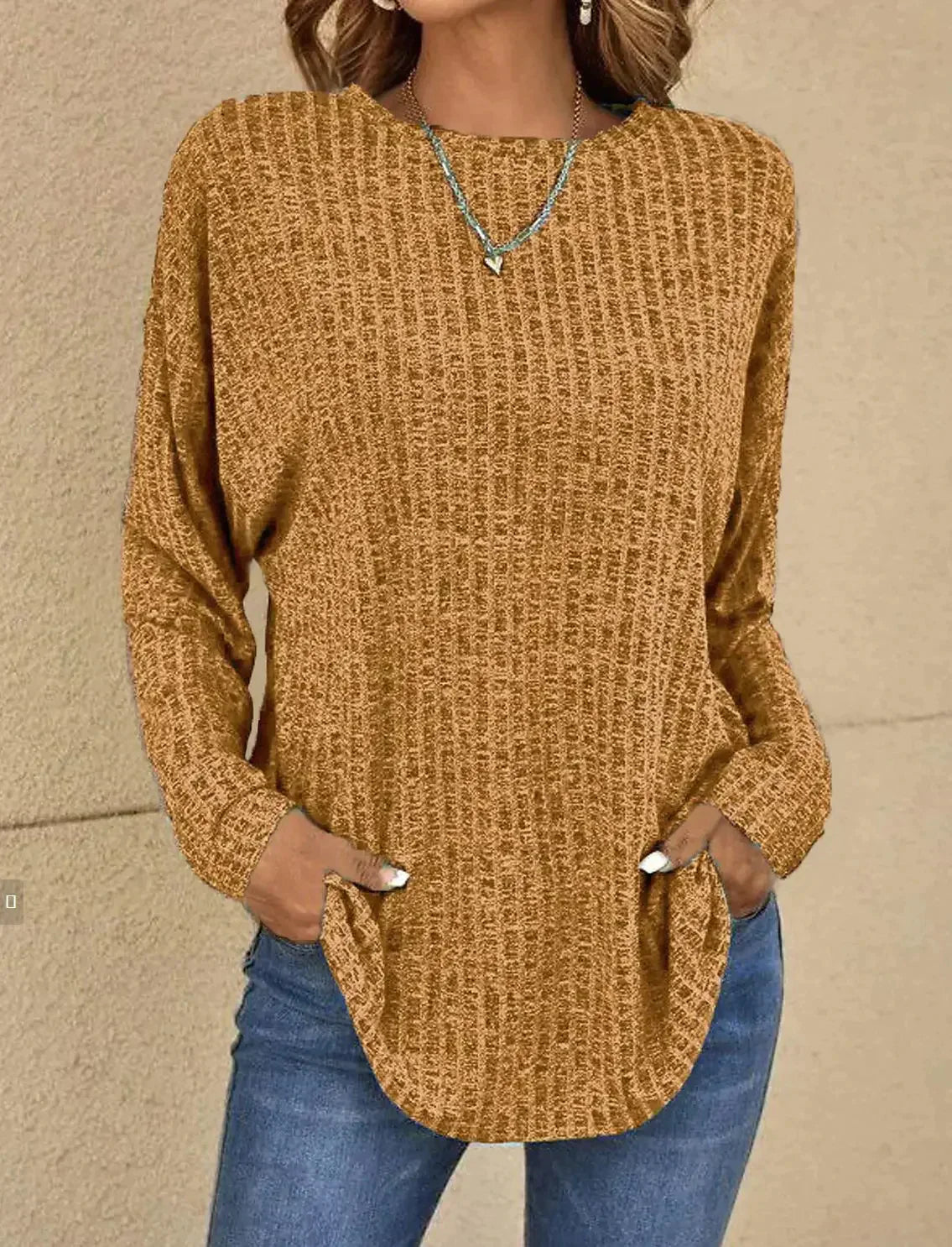 Pull Melani de Danoir Paris en bleu, style chic intemporel, porté sur un mannequin, détail du tissu et coupe élégante.