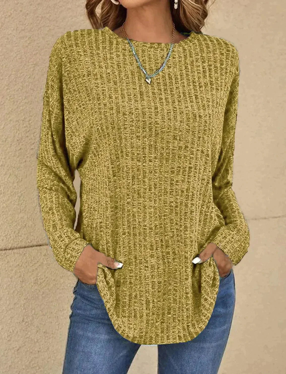 Pull chic intemporel Melanie de Danoir Paris en bleu, doux et élégant, porté avec col rond et manches longues.