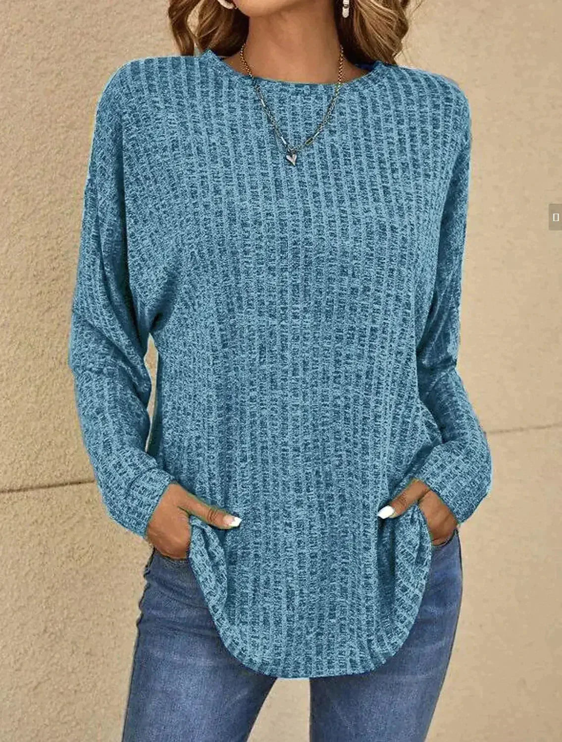 Pull bleu Danoir Paris Melanie, chic et intemporel, en tissu doux, taille S, porté sur un mannequin.