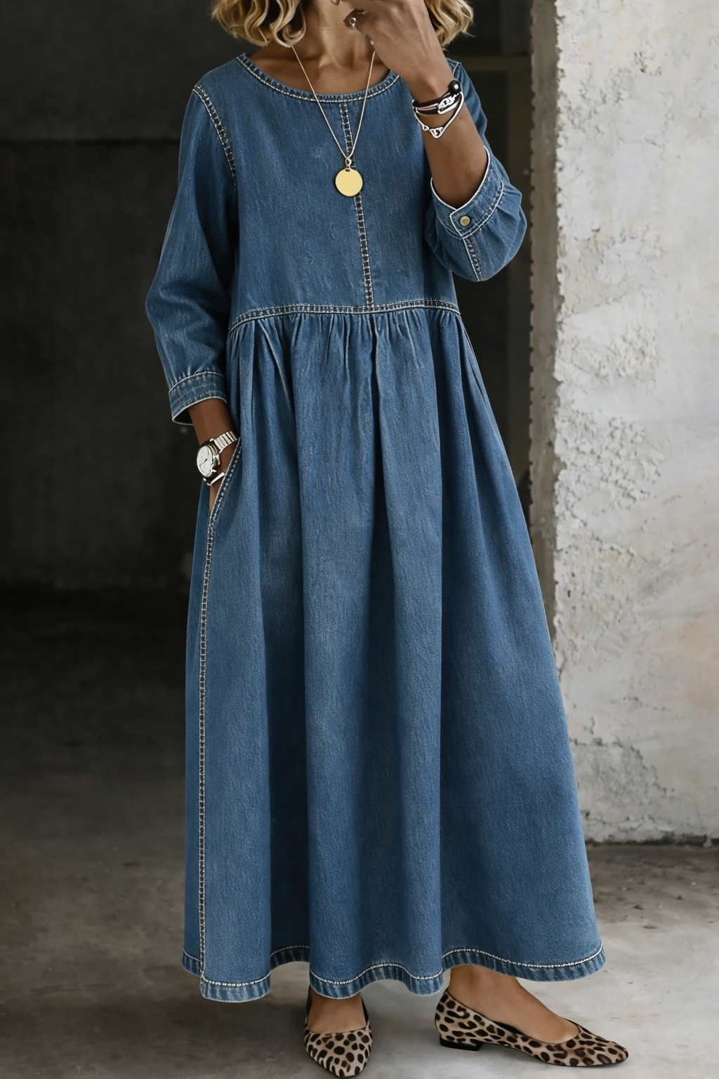 Robe en denim Melissa Danoir Paris à col rond et manches longues, portée sur un fond neutre.
