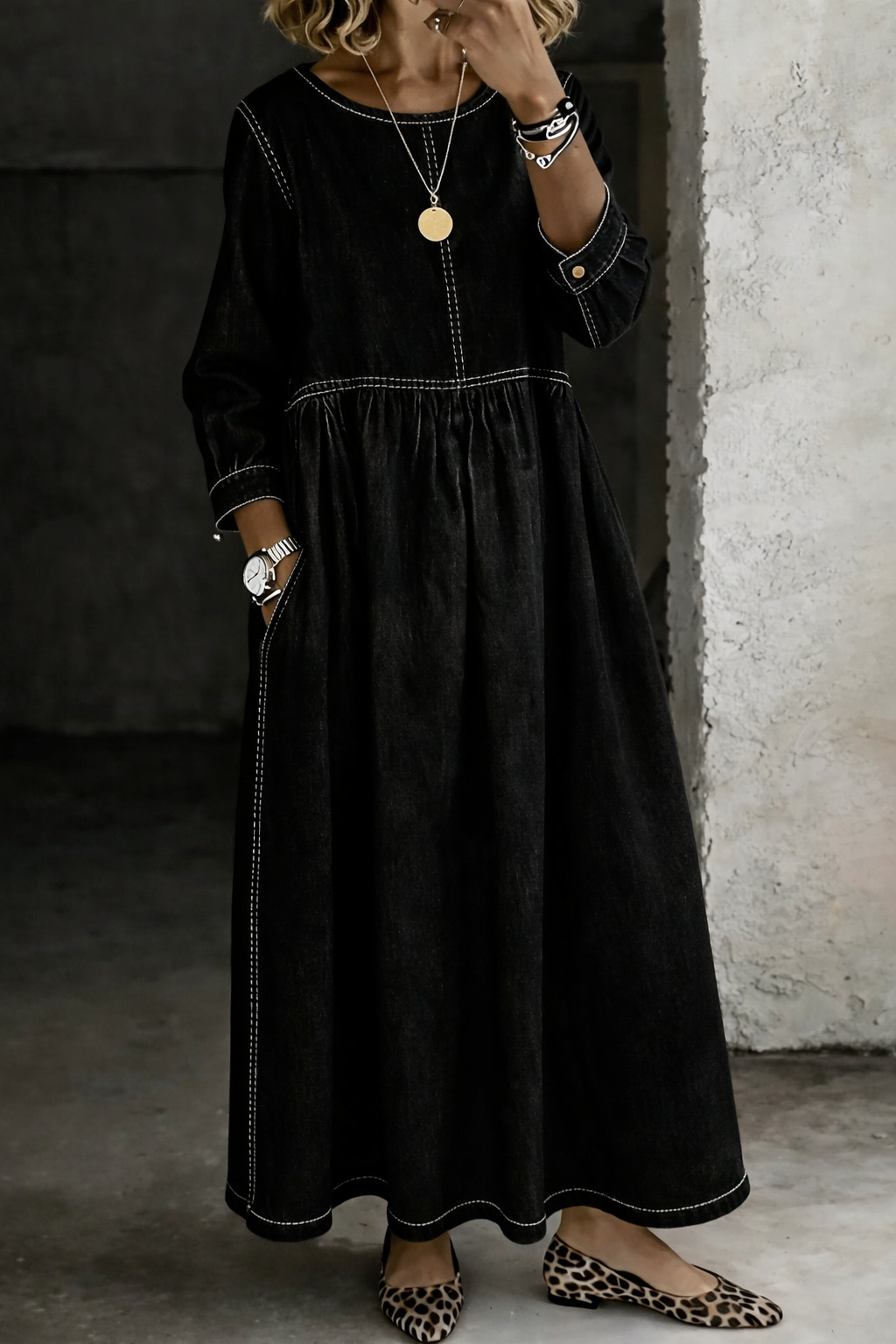 Robe en denim Danoir Paris Melissa à col rond et manches longues, vue de face sur mannequin, style décontracté.