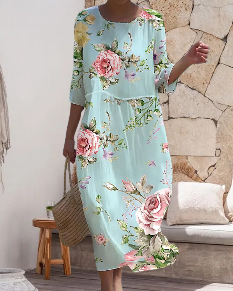 Robe florale chic Miranda de Danoir Paris, en tissu bleu avec détails élégants, portée par mannequine.