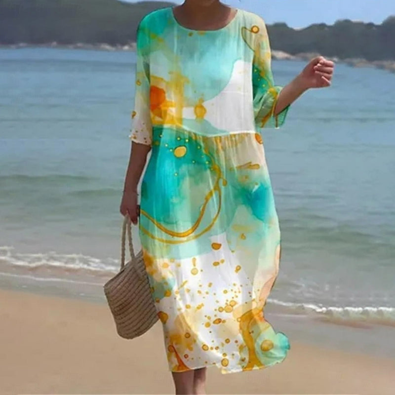 Robe florale chic Miranda de Danoir Paris, en tissu bleu avec motif floral élégant, portée sur un mannequin.