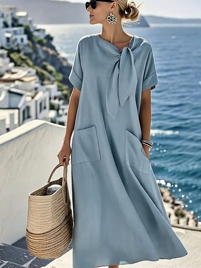 Robe en coton fluide Danoir Paris Mireille™ de couleur bleue, coupe estivale, portée décontractée, détail léger et confortable.