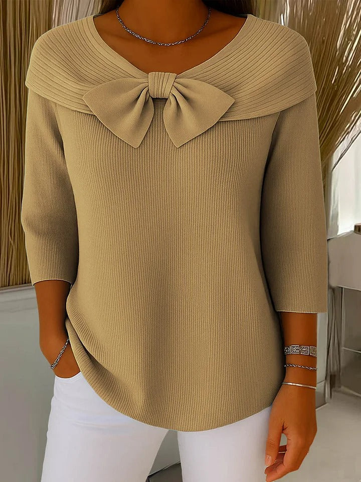 Pull élégant Neeko de Danoir Paris en bleu, vue de face, en tissu doux et confortable, parfait pour un style sophistiqué.
