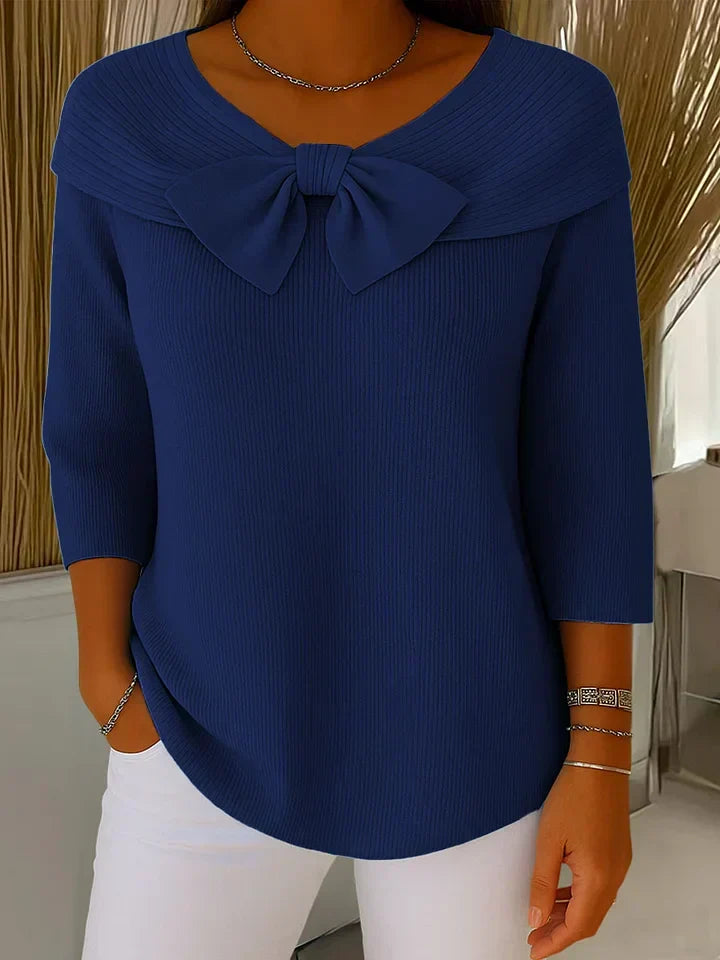 Pull élégant Neeko de Danoir Paris en bleu, vue en détail avec col et texture fine visible dans l'image.