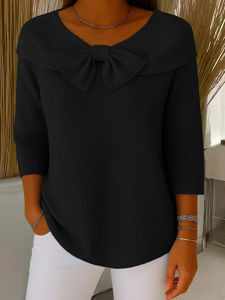 Pull élégant Neeko de Danoir Paris, en bleu, avec un design sophistiqué et tissu doux visible sur l'image.
