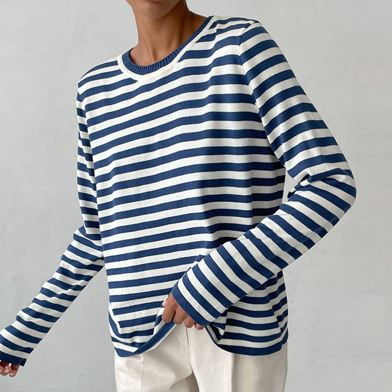 Pull rayé chic Nicole de Danoir Paris, en tissu doux bleu et blanc, porté sur un mannequin, style élégant et moderne.