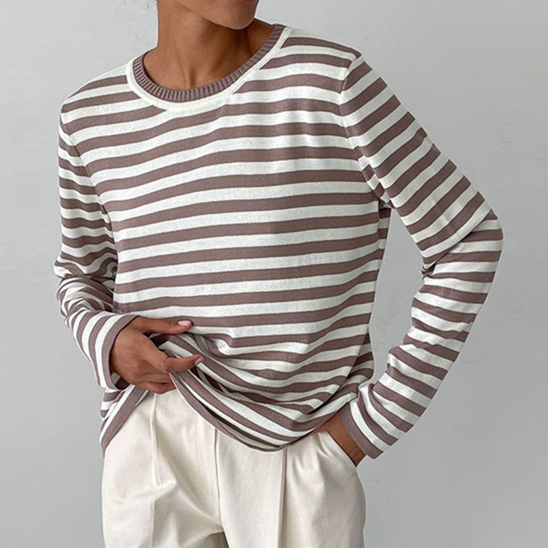 Pull rayé bleu Nicole de Danoir Paris, vêtement chic à manches longues et motif rayé bleu et blanc.