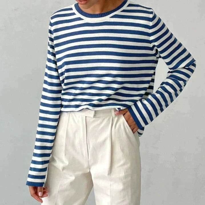 Pull rayé bleu Danoir Paris Nicole, vêtement chic à manches longues, porté sur un mannequin avec un fond neutre.