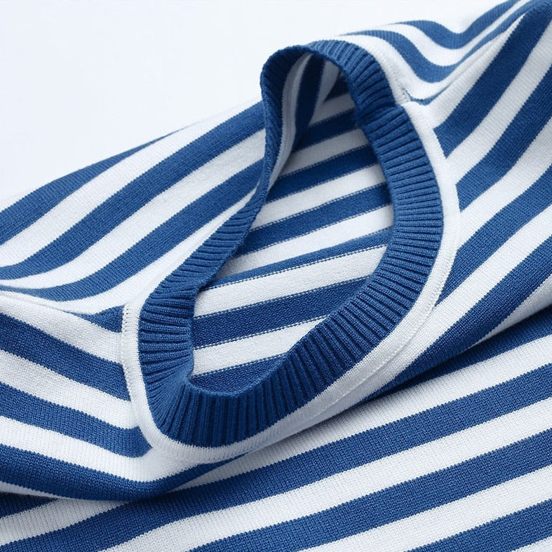 Pull rayé chic Nicole de Danoir Paris, en bleu avec rayures fines, porté sur un mannequin, style élégant et moderne.