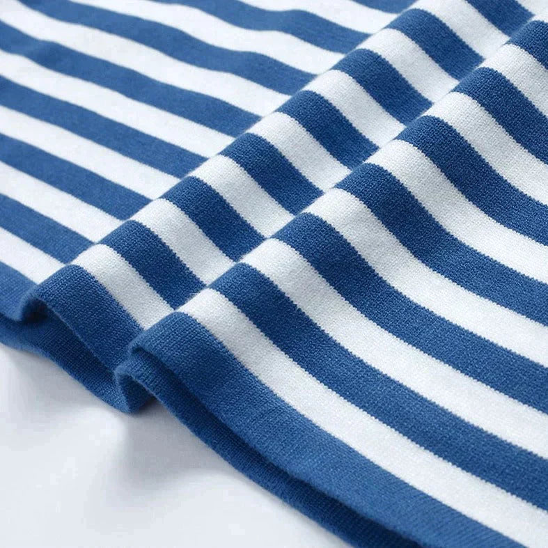 Pull rayé chic Nicole de Danoir Paris en bleu avec design élégant, porté sur un mannequin, vue de face.