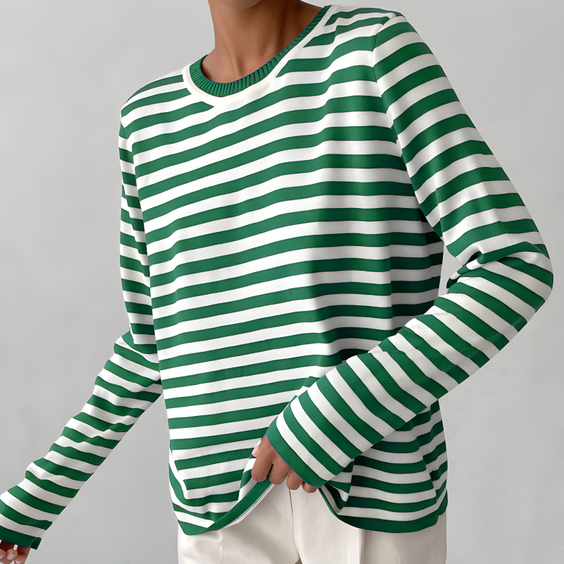 Pull rayé chic Nicole de Danoir Paris en bleu avec col en V et manches longues, porté sur un mannequin.