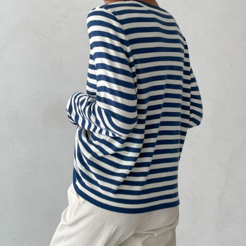 Pull rayé bleu chic Nicole de Danoir Paris, vue en gros plan avec col et manches visibles.