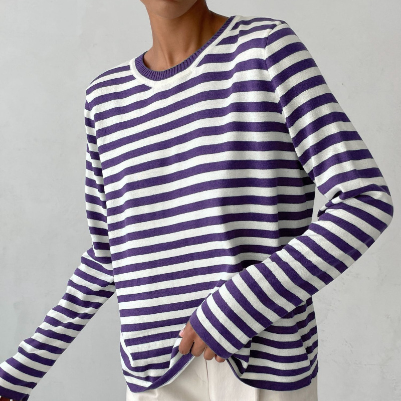 Pull rayé bleu Nicole de Danoir Paris porté, avec col rond et manches longues, style chic et élégant.