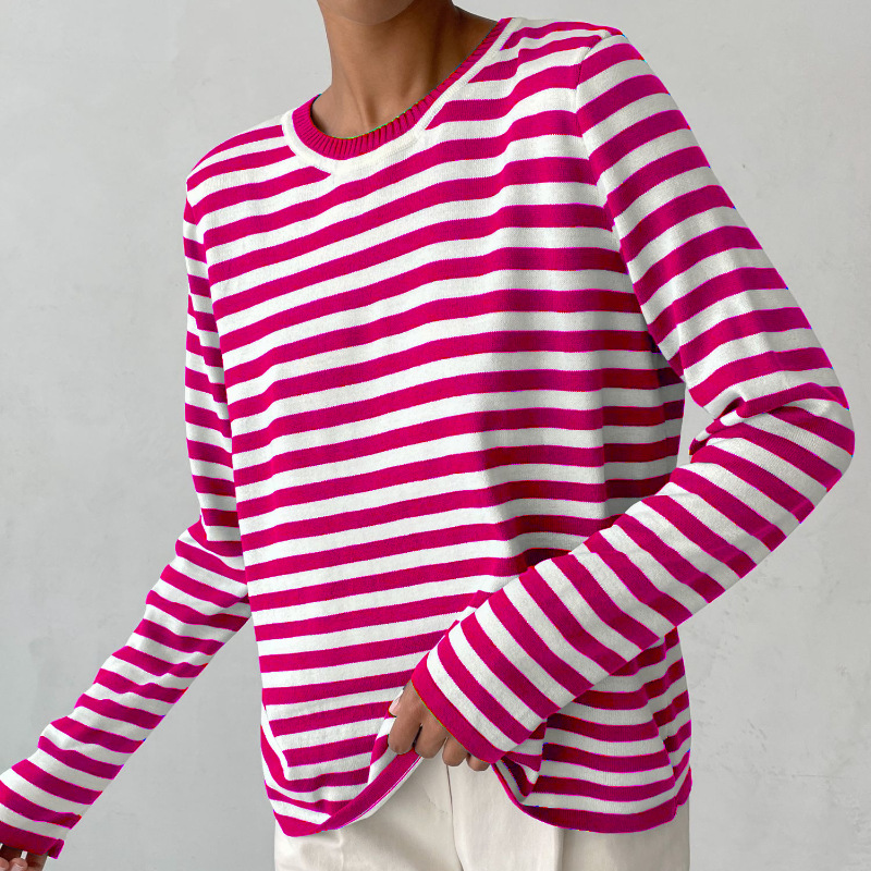 Pull rayé chic Nicole de Danoir Paris, en bleu avec des rayures élégantes, porté sur un mannequin.