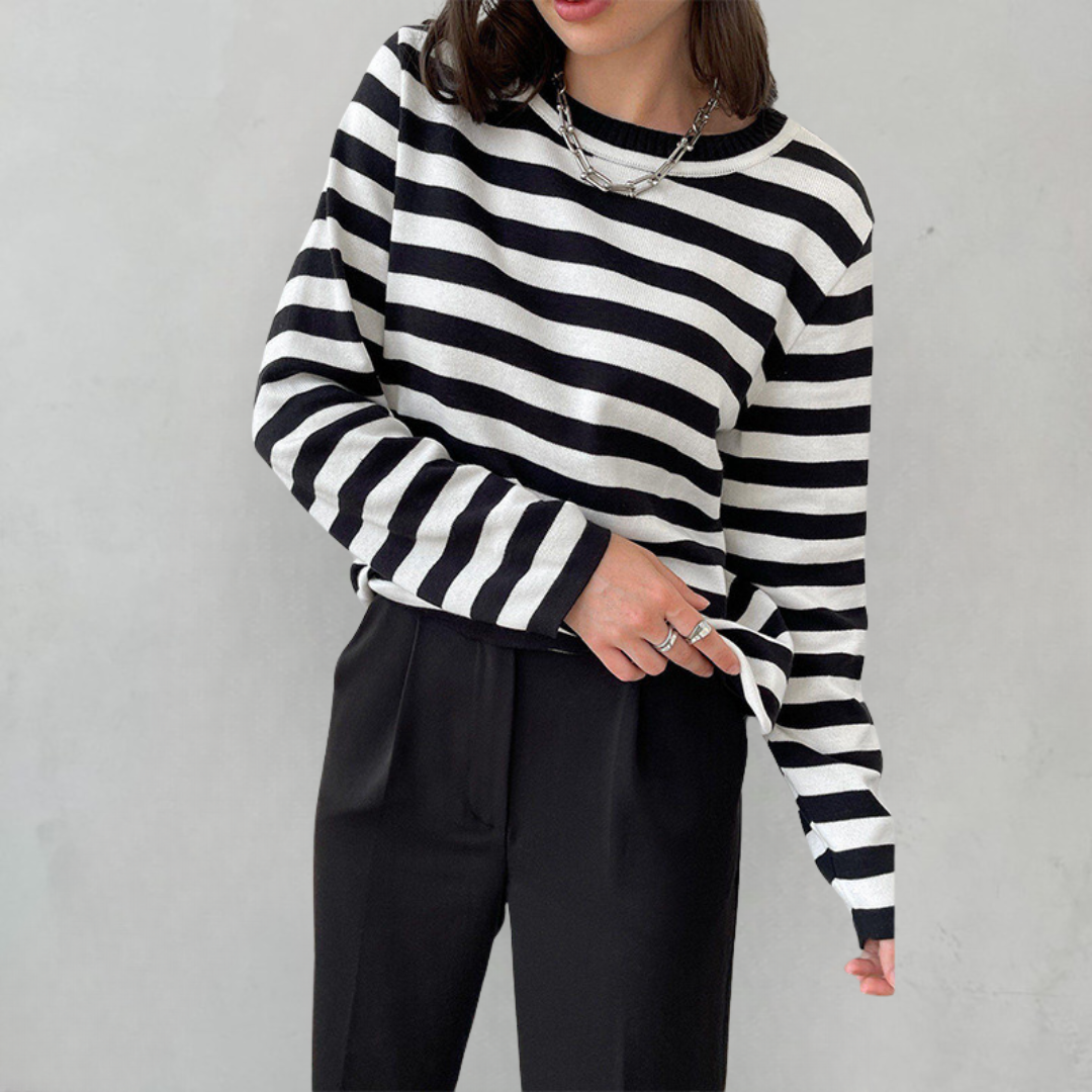 Pull rayé chic Nicole de Danoir Paris, en bleu, avec motifs élégants, porté sur mannequin.