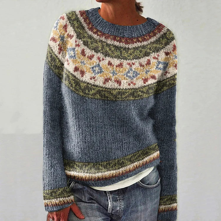 Pull douillet élégant Oriana de Danoir Paris en tissu bleu, vue en gros plan montrant la texture douce et le style sophistiqué.