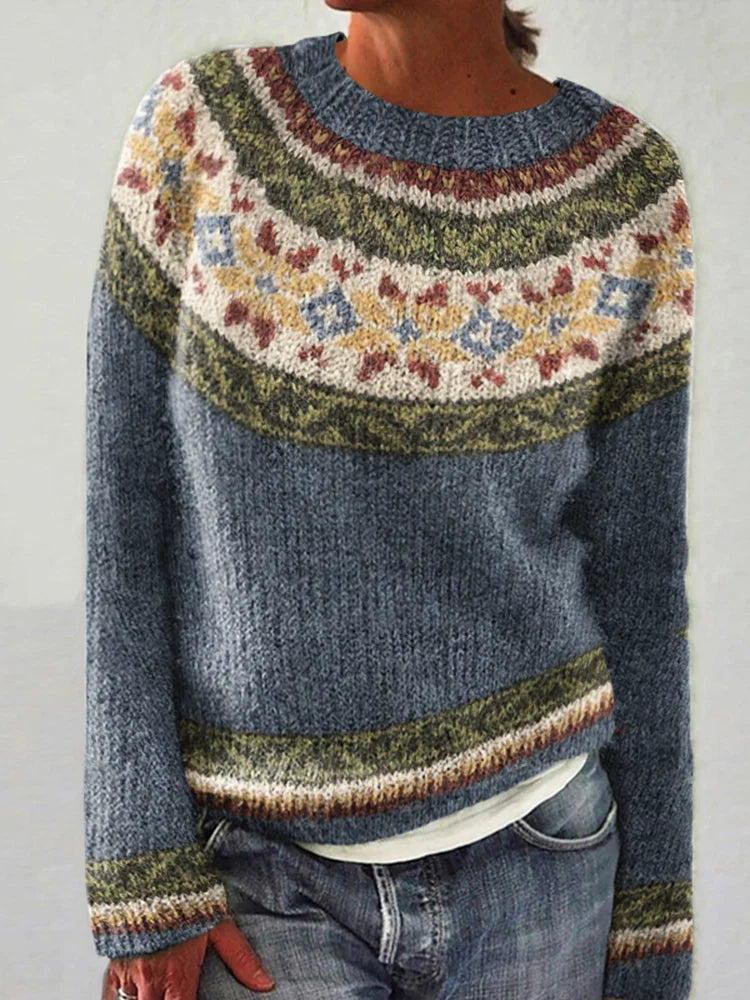 Pull douillet élégant Oriana de Danoir Paris en bleu, douceur et style pour un look chic et confortable.