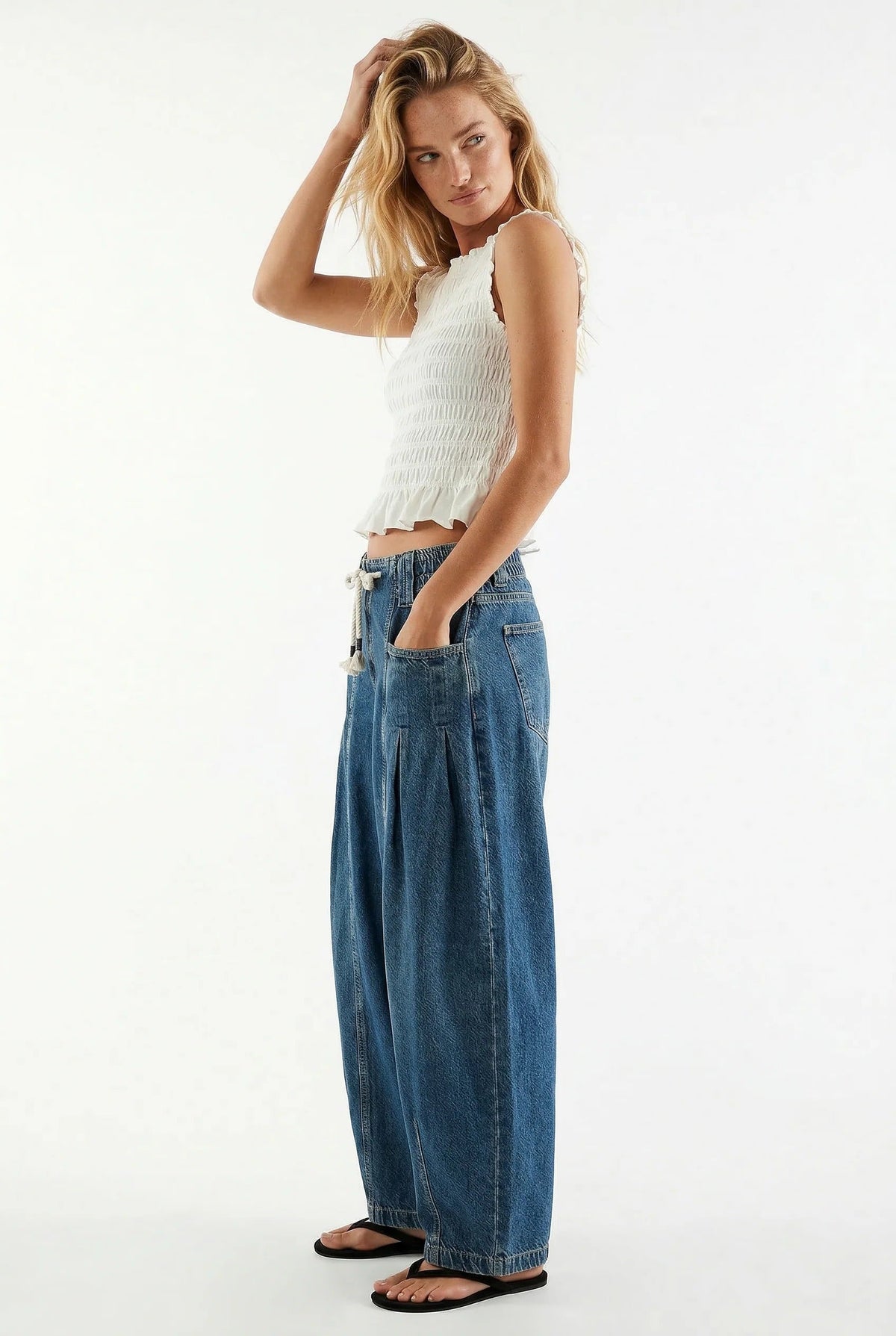 Pantalon Amélie bleu de Danoir Paris, vue de face, tissu léger et coupe élégante pour femme.