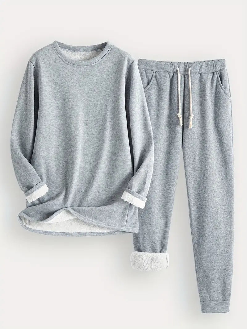Ensemble loungewear chic Rebecca de Danoir Paris en tissu bleu, confortable et élégant, porté par un mannequin.