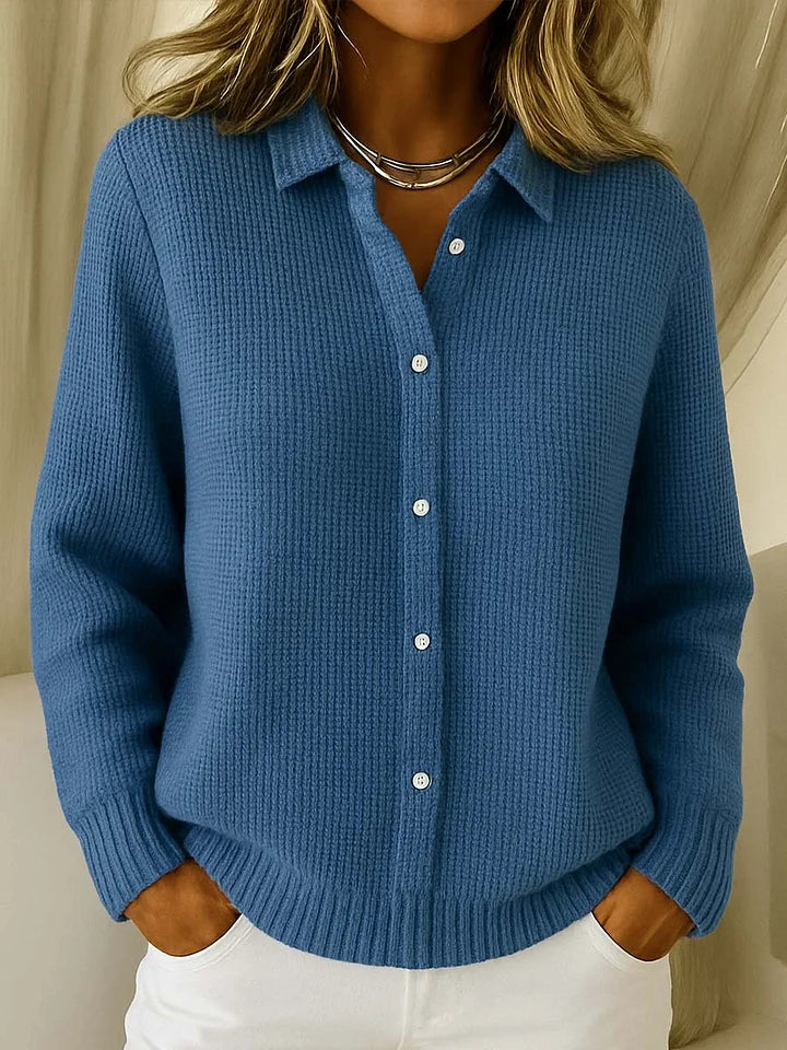 Cardigan rose Danoir Paris, chic et confortable, en maille douce, porté avec manches longues et col arrondi.