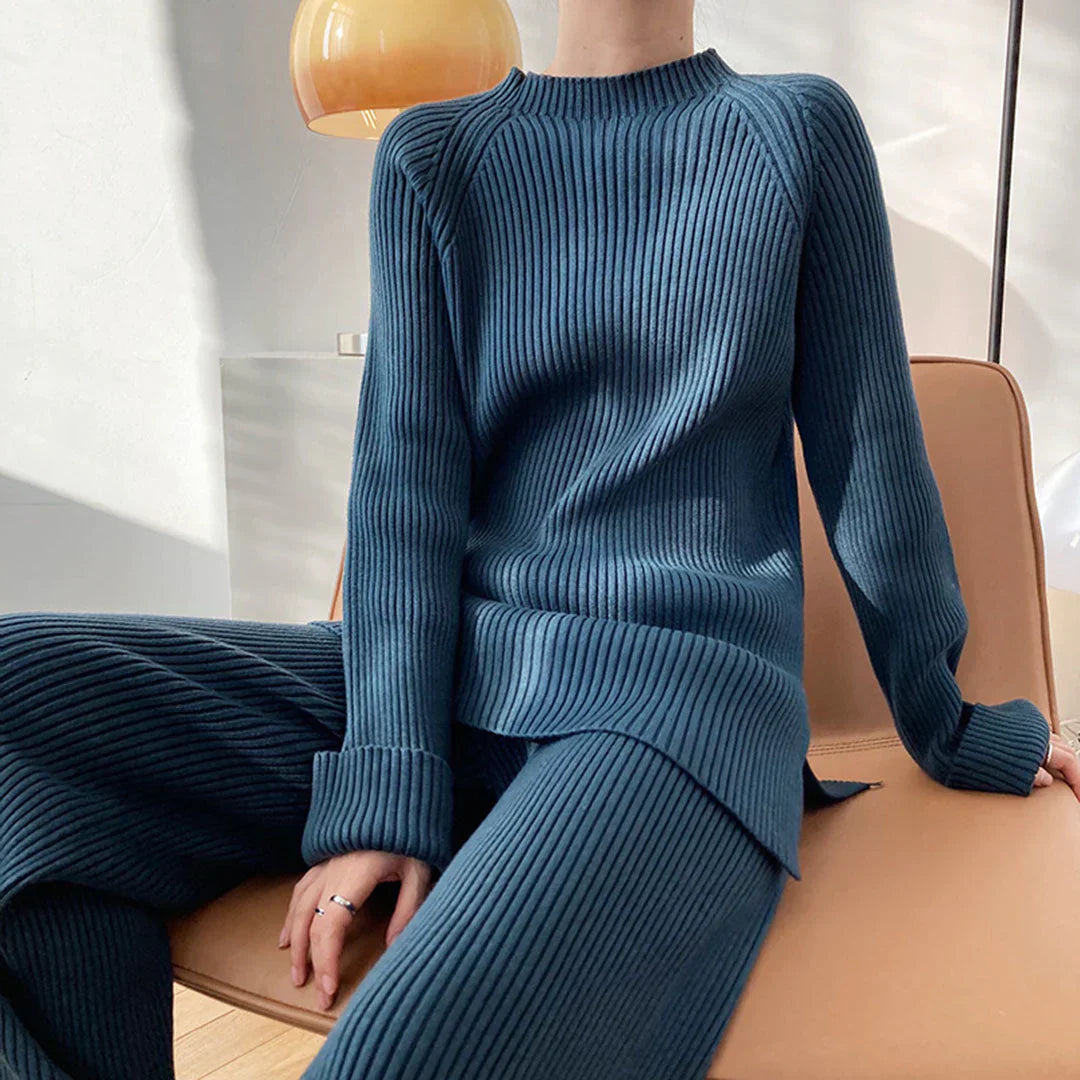 Ensemble de détente chic Roxane de Danoir Paris en tissu bleu, comprenant un haut et un pantalon confortables.