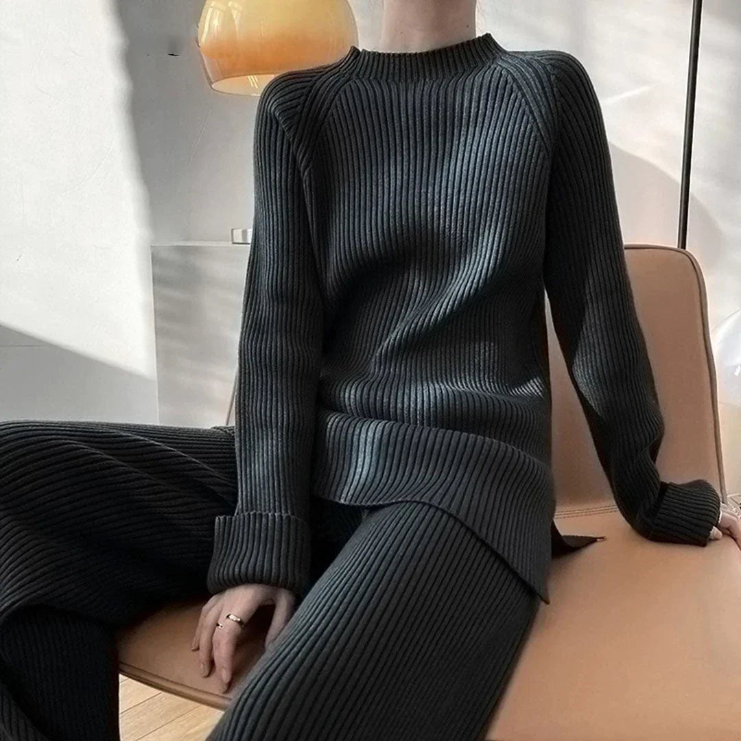 Ensemble de détente chic Roxane de Danoir Paris en tissu bleu, comprenant un haut et un pantalon élégants pour un look confortable