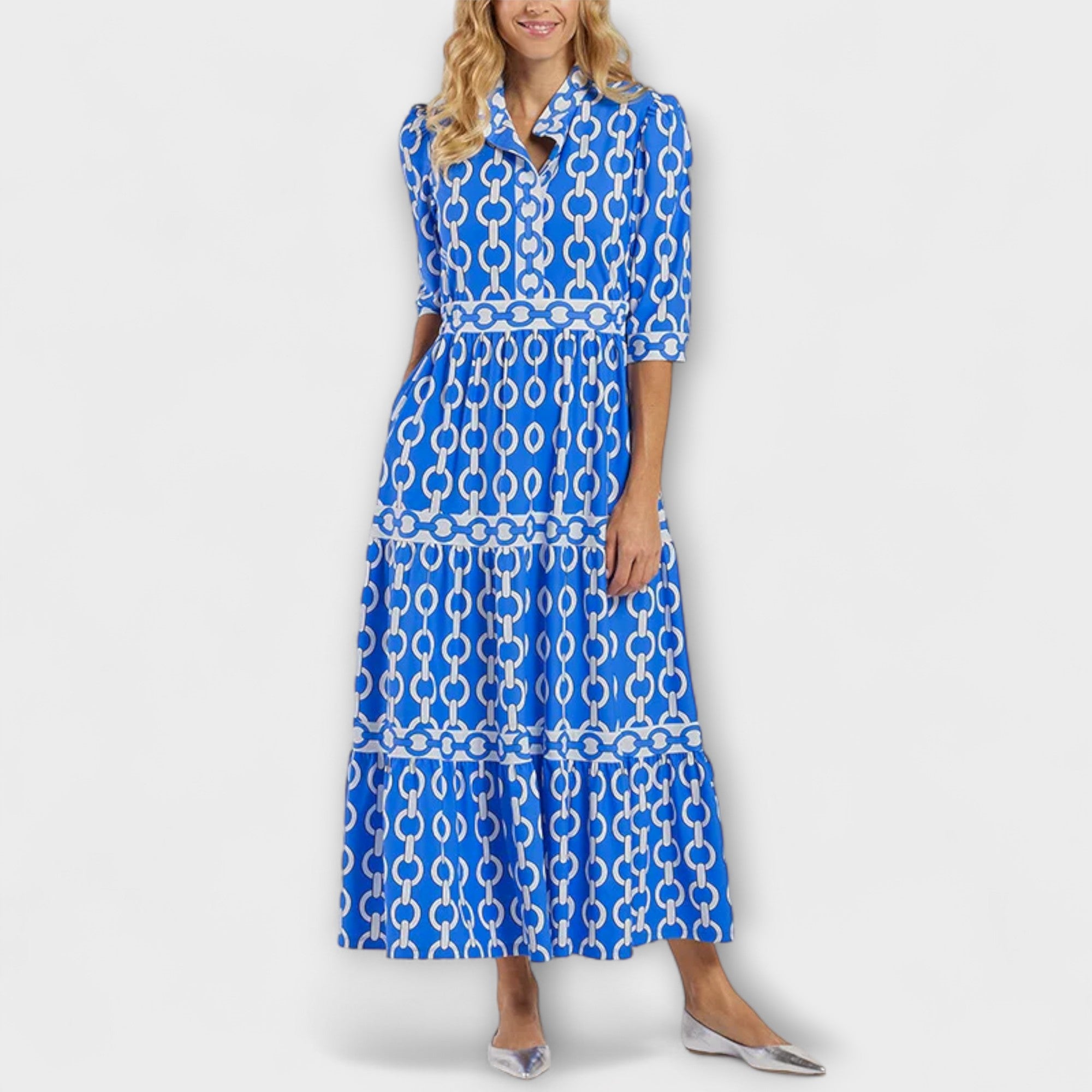 Robe midi Sophia Danoir Paris avec motif chaîne bleu, élégante et fluide, portée sur mannequin.