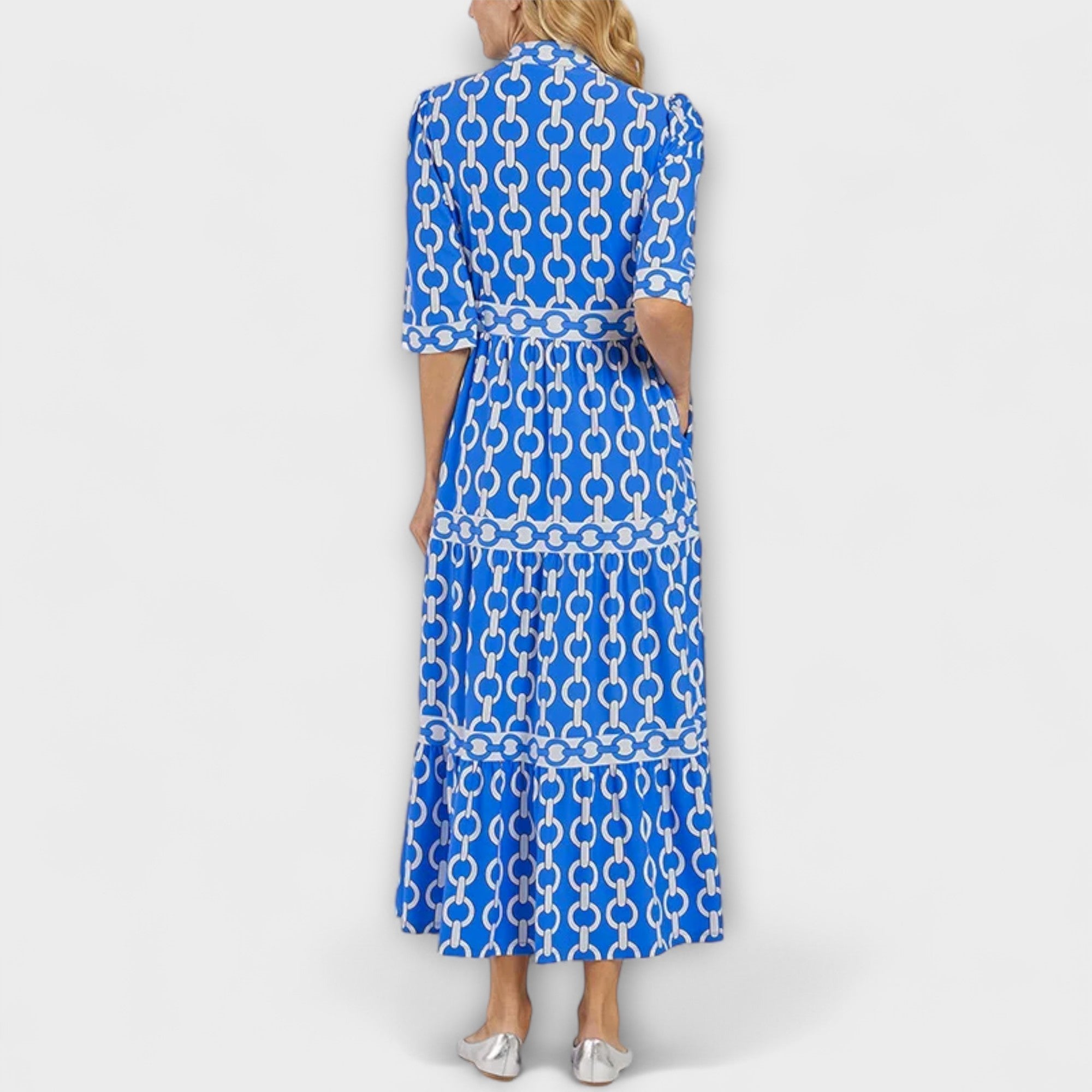 Robe midi Sophia de Danoir Paris avec motif chaîne bleu, tissu fluide et coupe élégante.