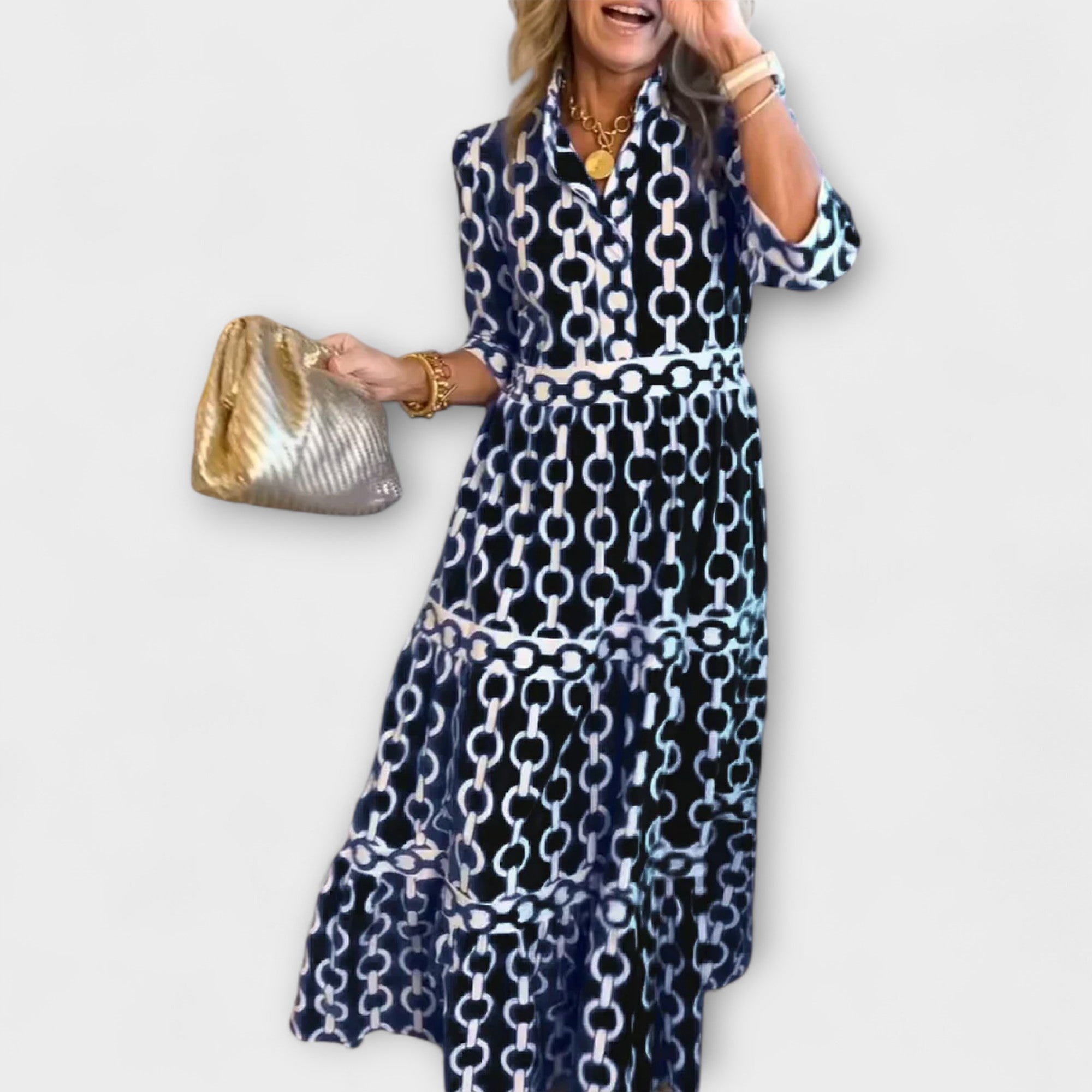 Robe midi Sophia Danoir Paris bleue avec motif chaîne élégante et design féminin, vue de face sur mannequin.