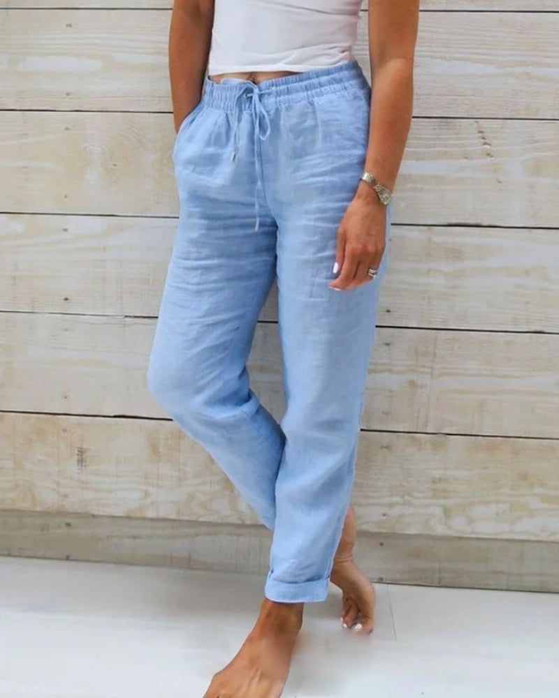 Pantalons confortables et élégants Danoir Paris, modèle Susan, en tissu bleu avec coupe fluide et détails sophistiqués.