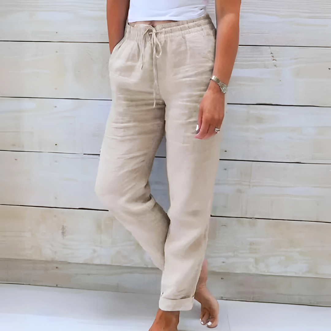 Pantalons confortables et élégants Danoir Paris, modèle Susan, en tissu bleu avec coupe fluide et détails modernes.