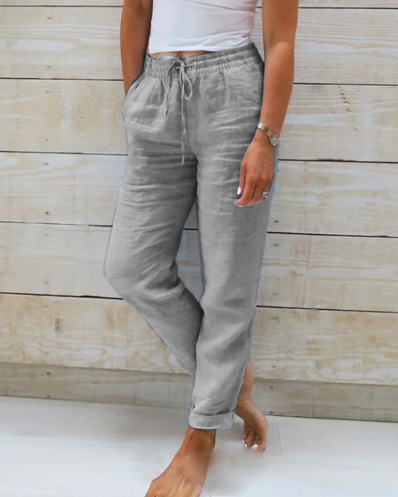 Pantalons confortables et élégants Susan de Danoir Paris en tissu bleu, vue en détail sur le modèle.