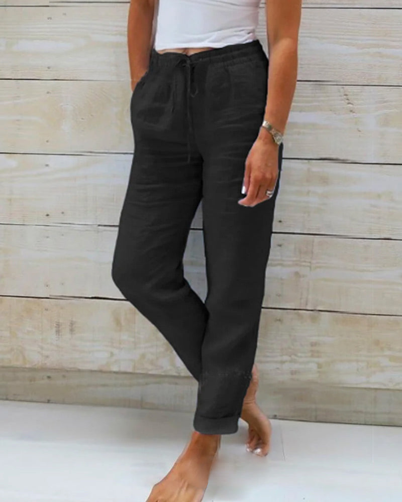 Pantalons confortables et élégants Danoir Paris, modèle Susan, en tissu bleu, porté de profil avec détails de couture visibles.