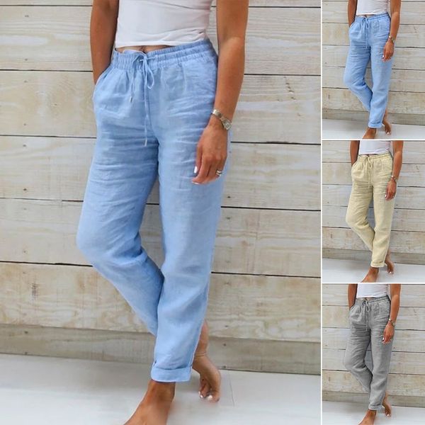 Pantalons confortables et élégants Danoir Paris, modèle Susan, en tissu bleu, porté avec une silhouette décontractée et sophistiquée.