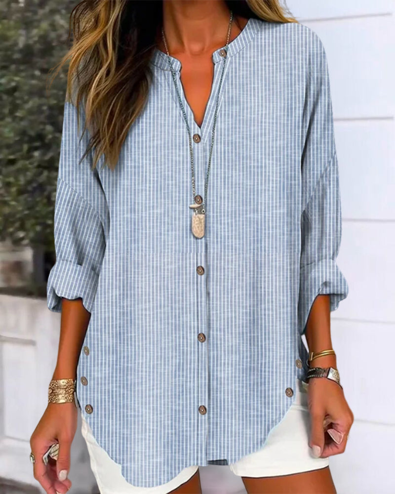 Haut rayé chic Valerié de Danoir Paris, en tissu bleu et blanc, porté par une femme, style élégant et tendance.