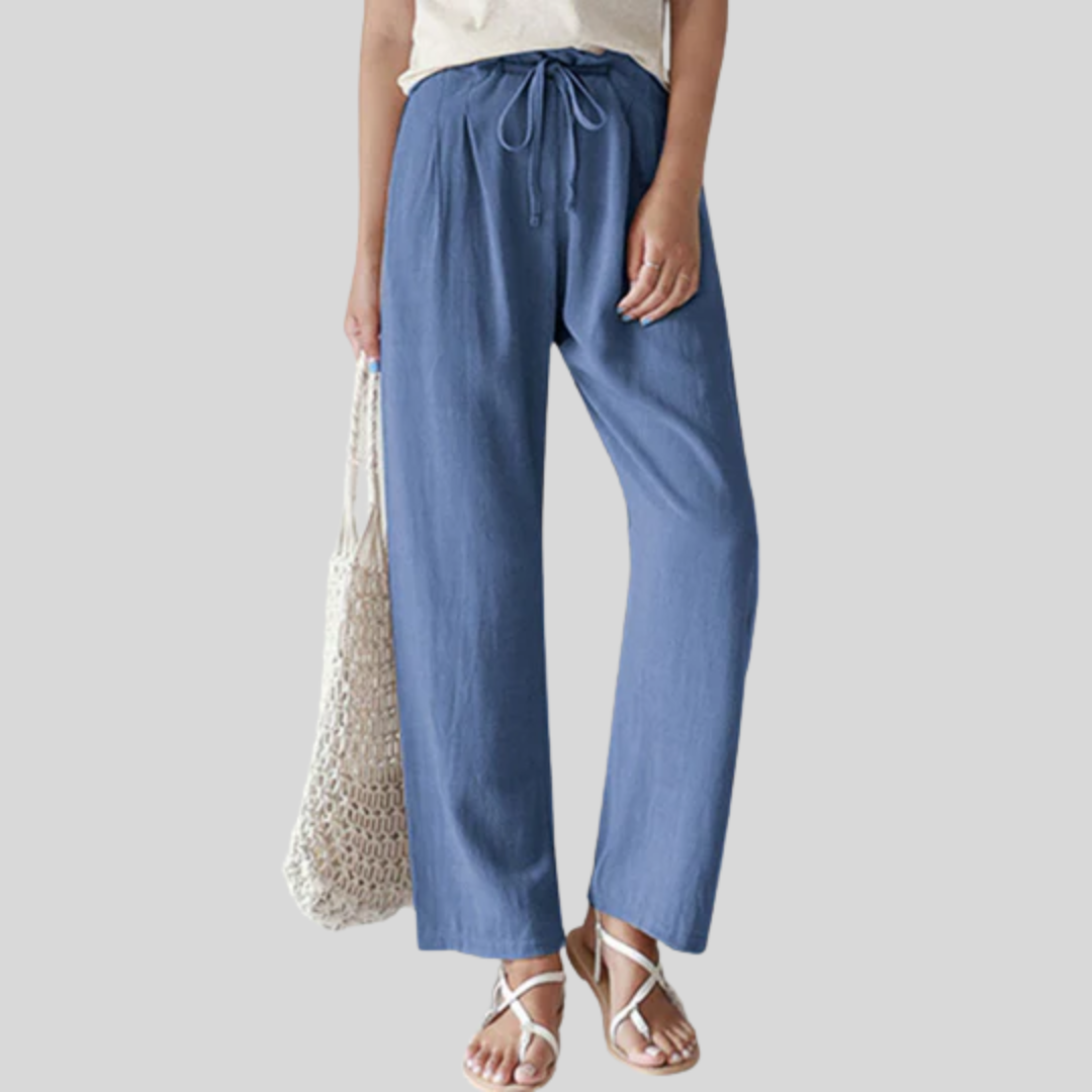 Pantalons relax Danoir Paris Vara en tissu bleu avec corde, style confortable et décontracté, vue de face.