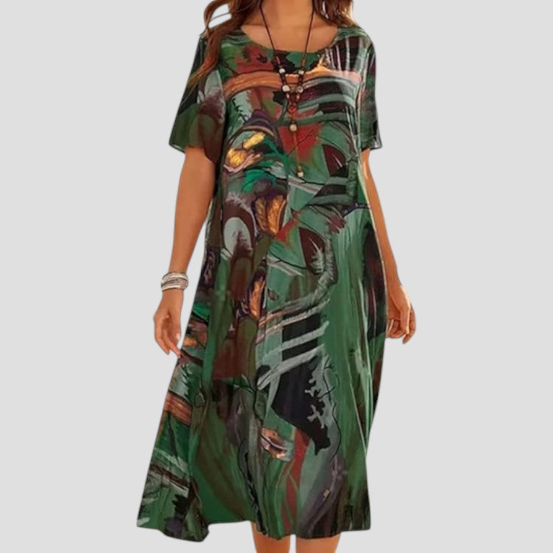 Robe bohème fluide Danoir Paris Vittoria en tissu léger bleu, style décontracté et élégant, portée avec manches longues.