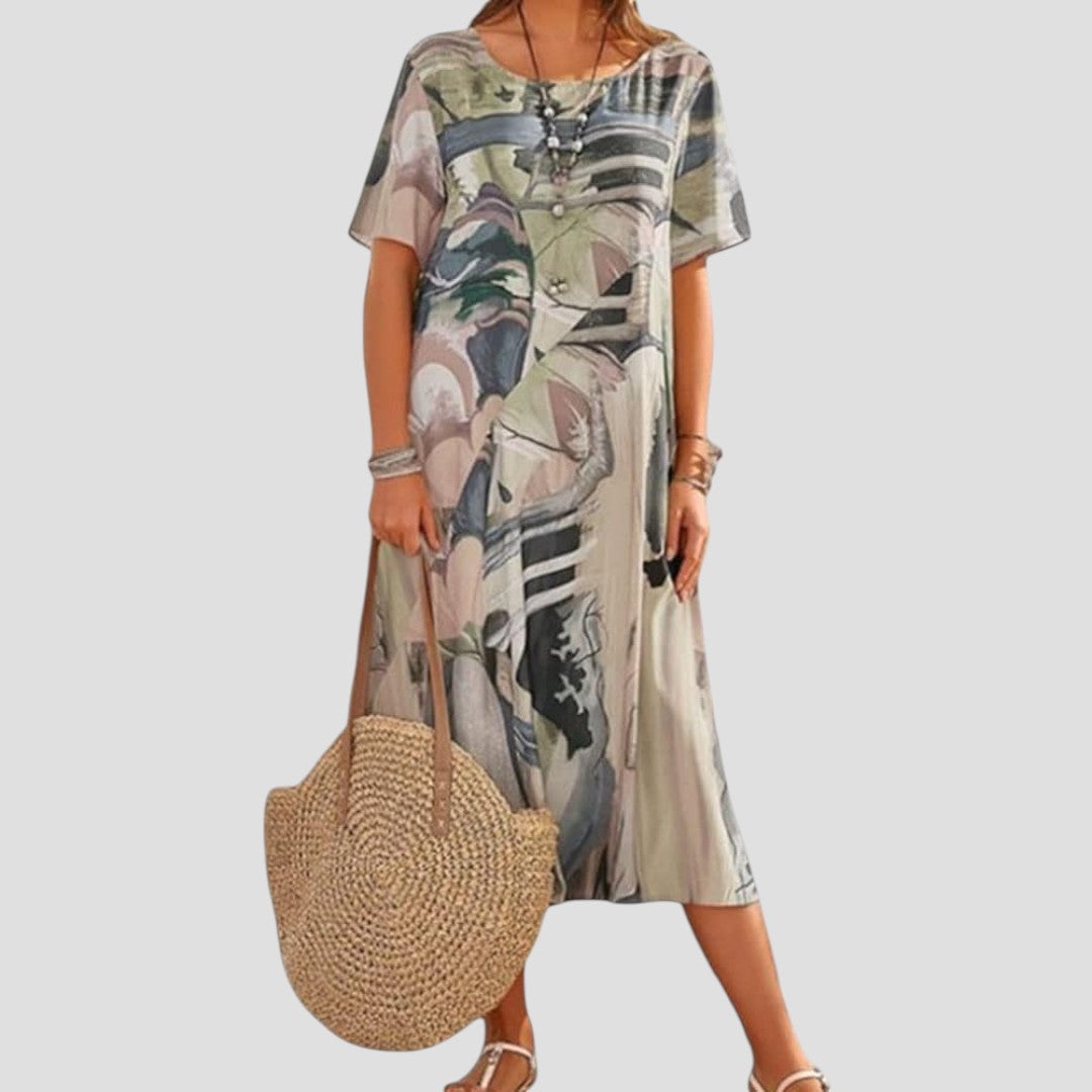 Robe bohème fluide Vittoria de Danoir Paris en tissu léger bleu, portée avec détails élégants et style décontracté.