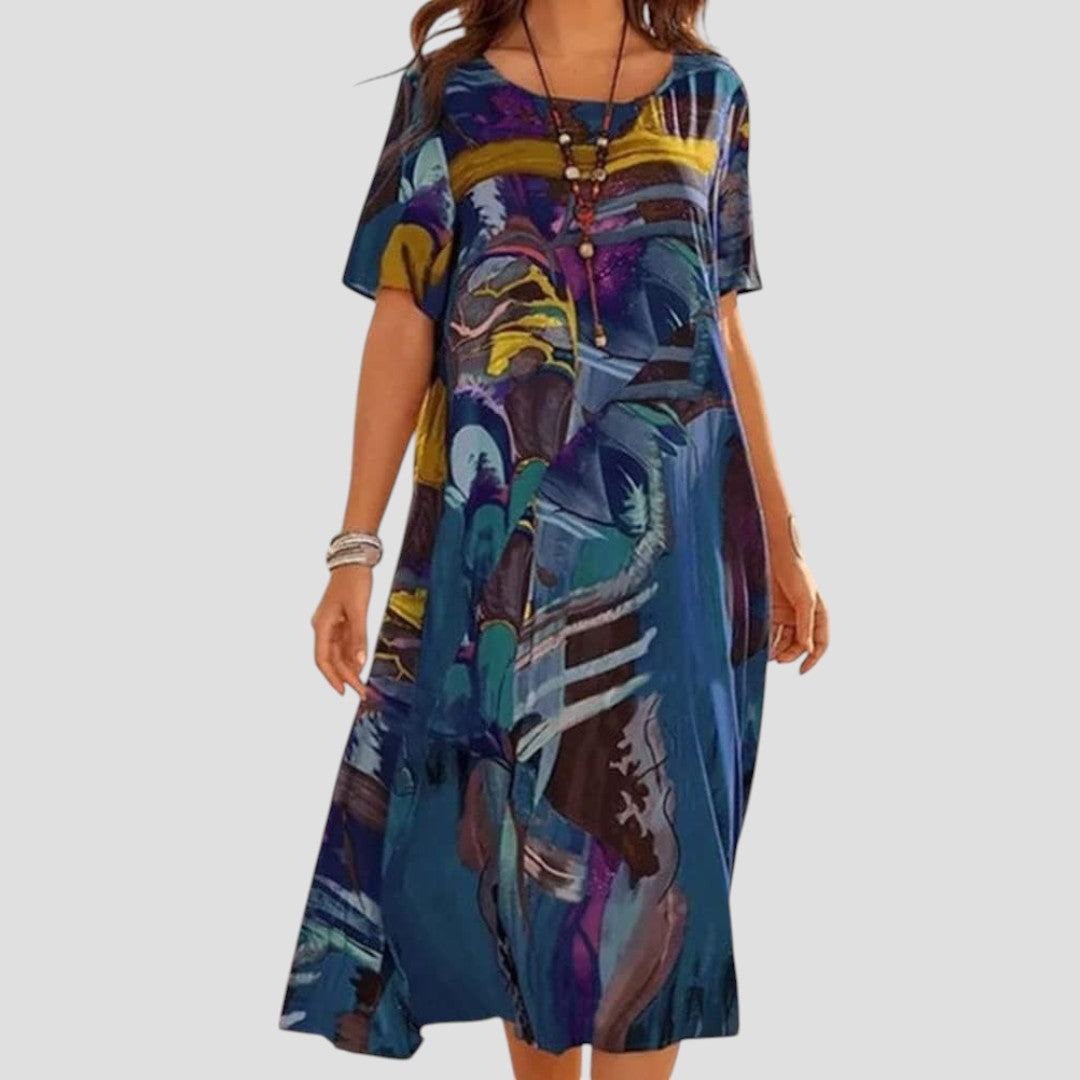 Robe boho confortable Danoir Paris Vittoria en tissu bleu avec détails décontractés, vue de face sur mannequin.