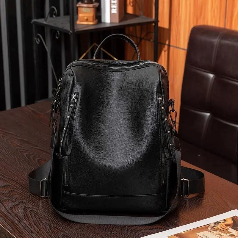Sac à dos urbain chic Sienna de Danoir Paris en tissu bleu, avec poches et design élégant pour un style moderne.