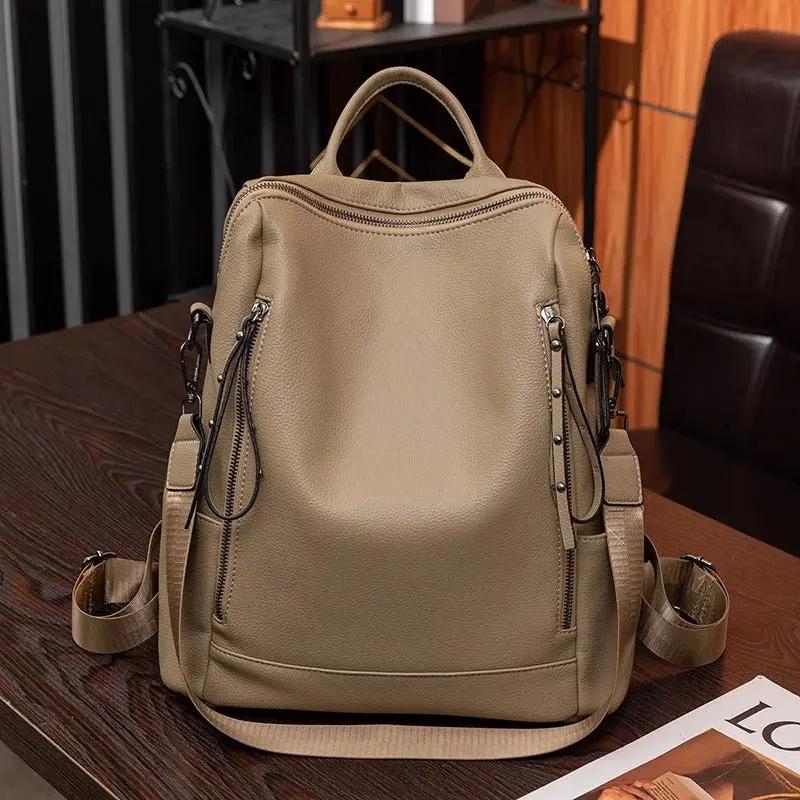 Sac à dos urbain chic Sienna de Danoir Paris, en tissu bleu, avec poches et détails élégants pour un style moderne.