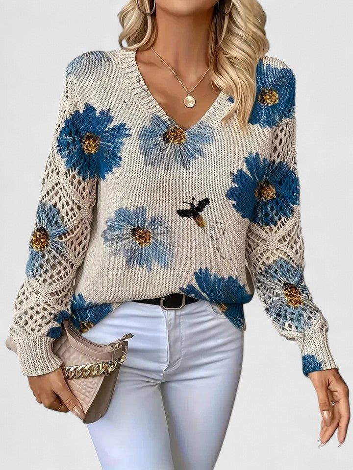 Cardigan léger à fleurs Aurélie de Danoir Paris, en tissu bleu avec motifs floraux, vue de face portée.